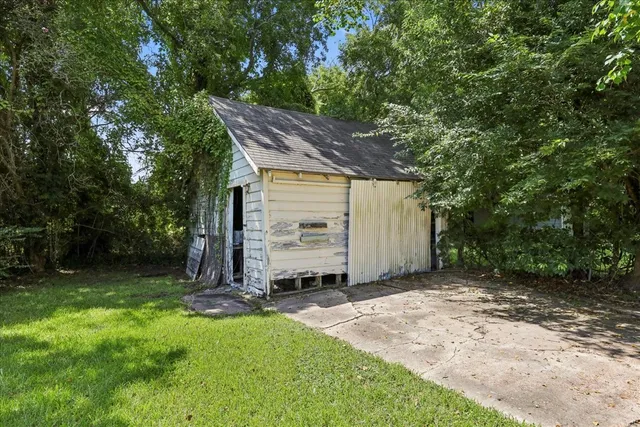 a view of a house with backyard and garden