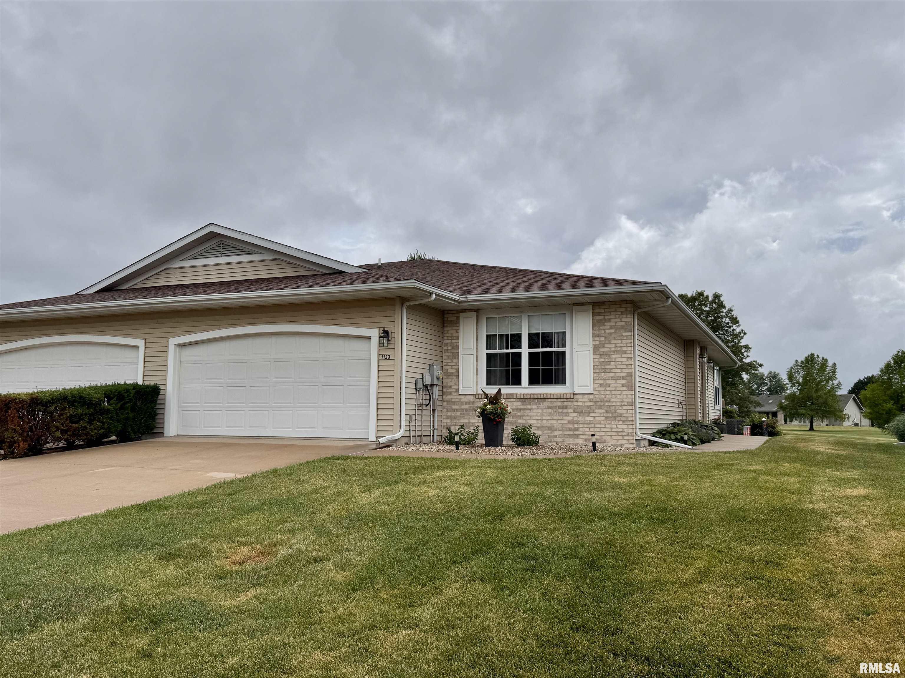 1123 Hawthorn Ridge Macomb, IL 61455 - Photo 1 of 34