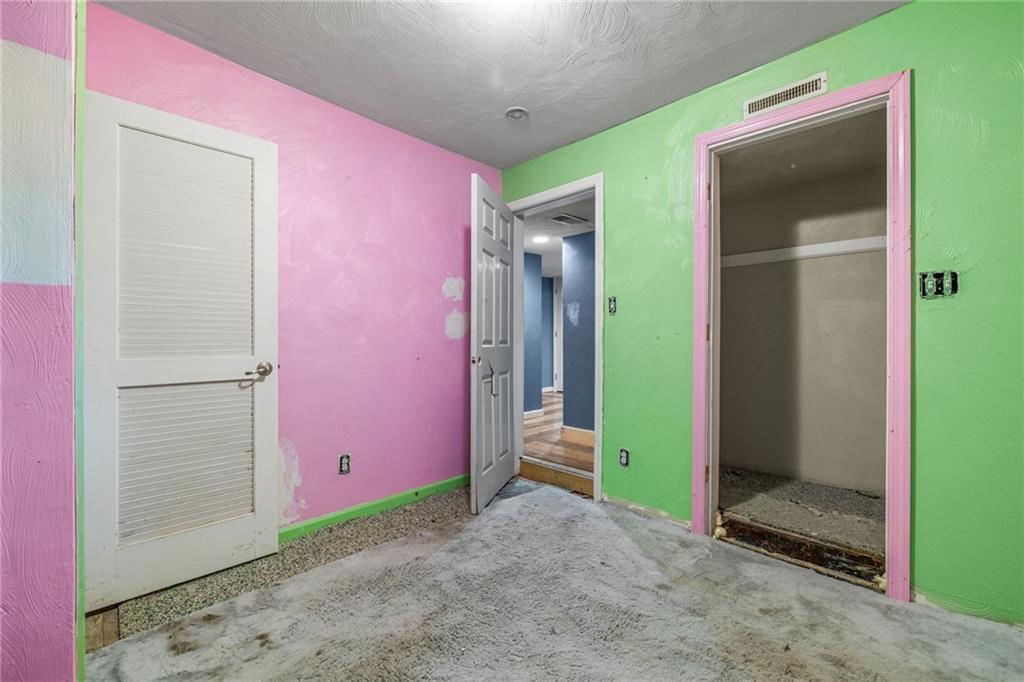 10 Welsh Way Pittsburgh, PA 15203 - Photo 3 of 46 an empty room with closet and mirror