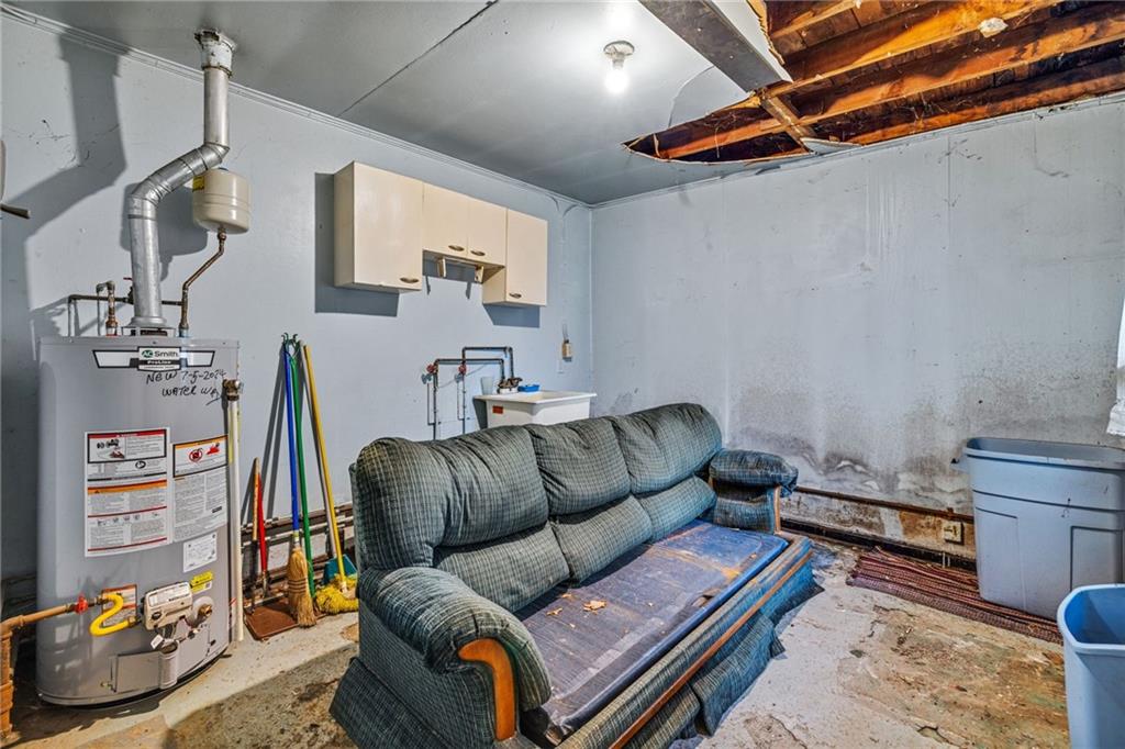 10 Welsh Way Pittsburgh, PA 15203 - Photo 39 of 46 a living room with furniture a rug and a window