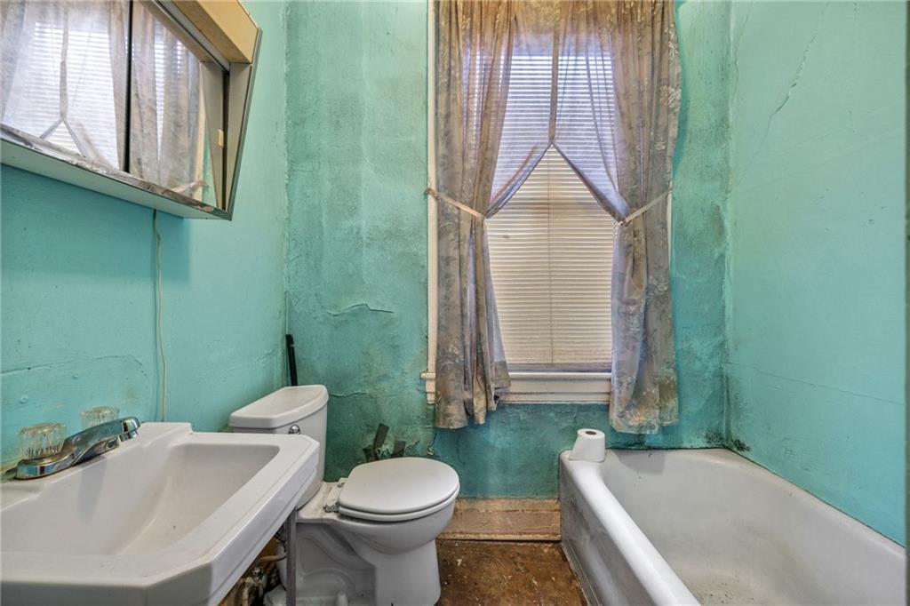 10 Welsh Way Pittsburgh, PA 15203 - Photo 44 of 46 a bathroom with a toilet a sink and bathtub