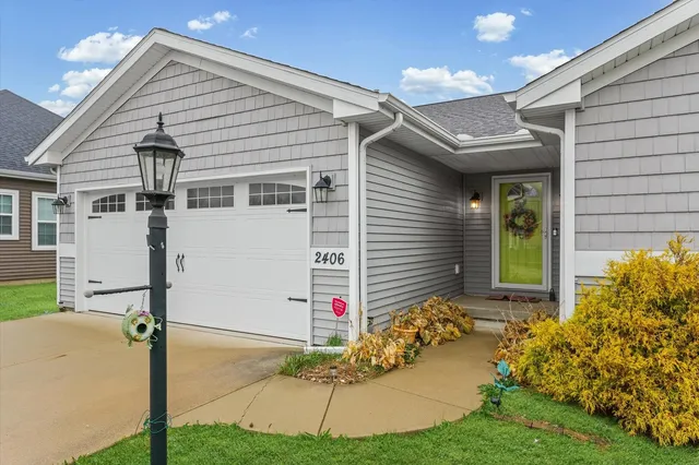$279,900 | 2406 North Fairfield Drive, Urbana, IL 61802