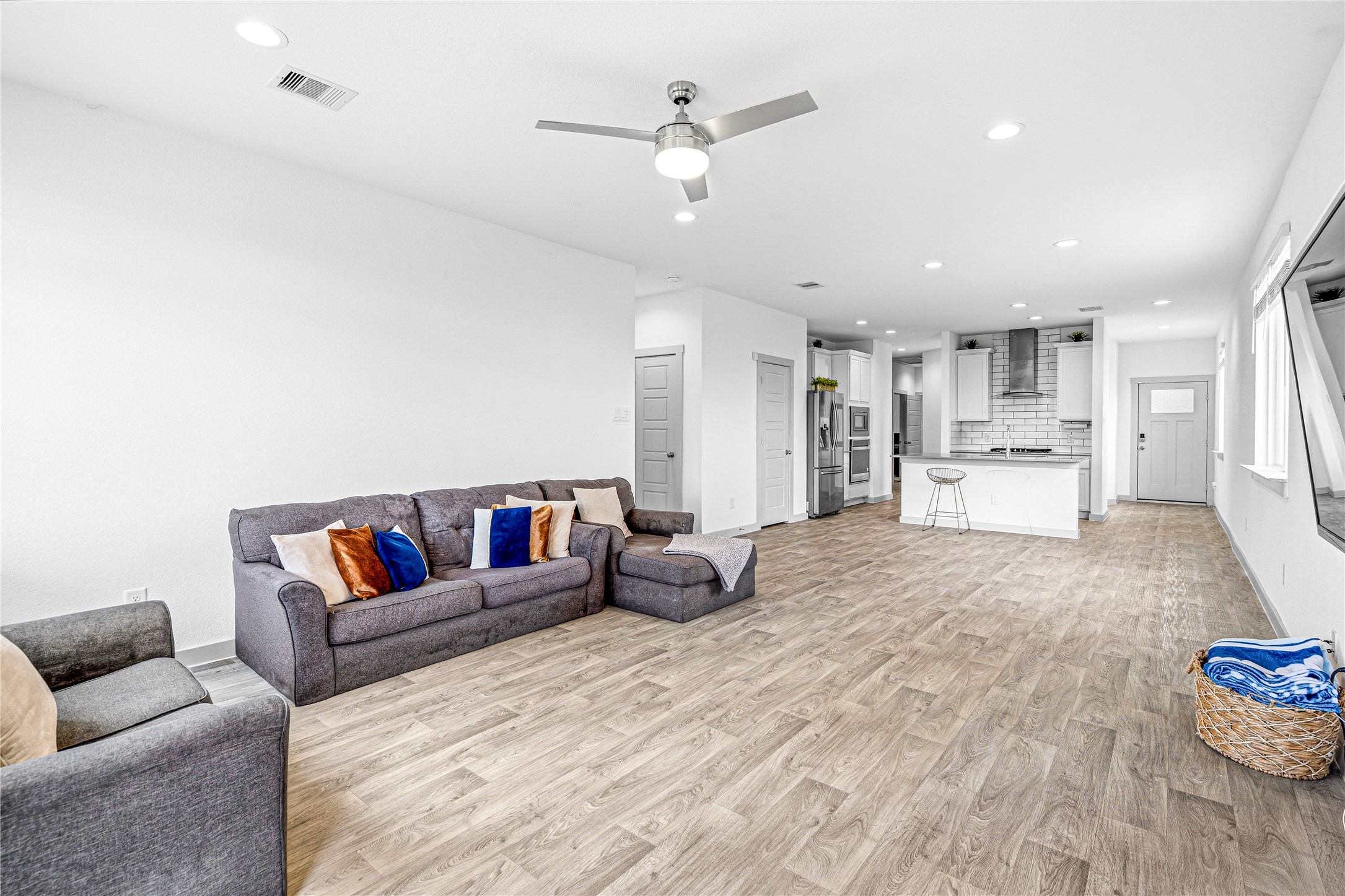 12566 Fleet River Road Houston, TX 77047 - Photo 6 of 30 Ample living areas