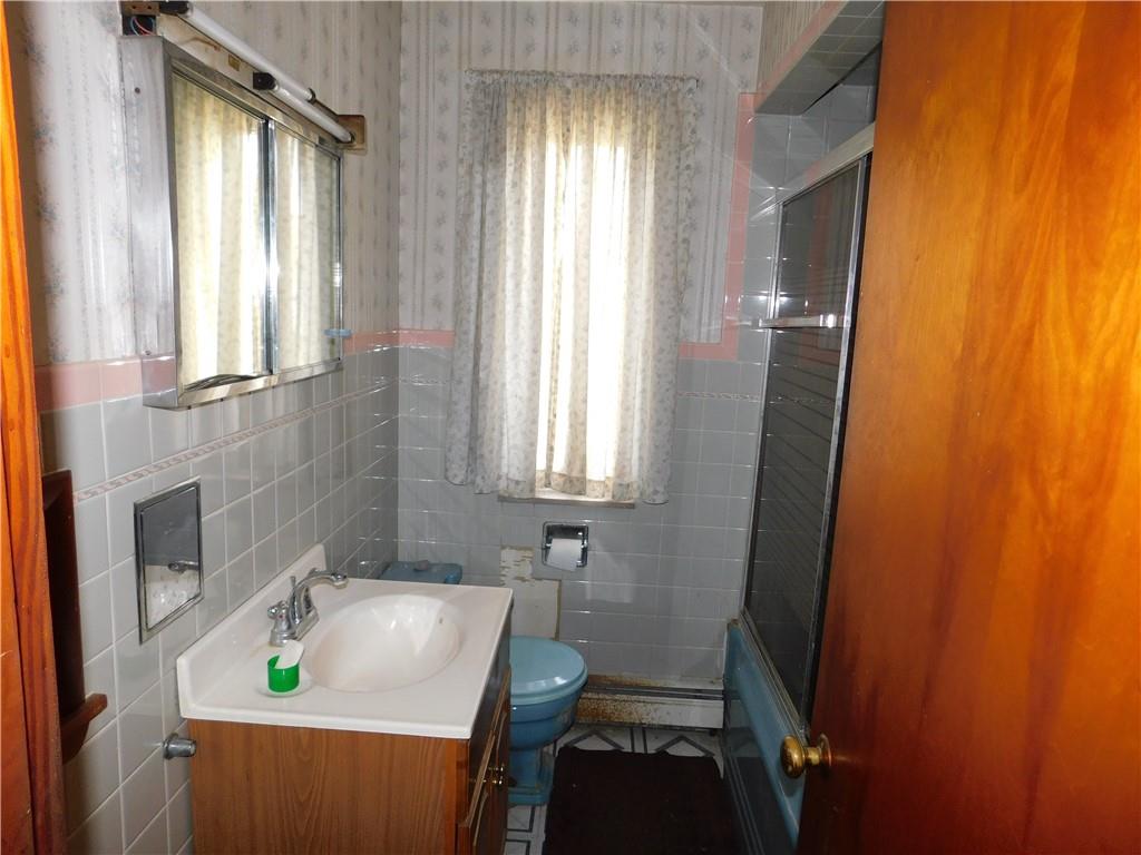 104 Memory Lane Apollo, PA 15613 - Photo 15 of 18 a bathroom with a sink and a bathtub