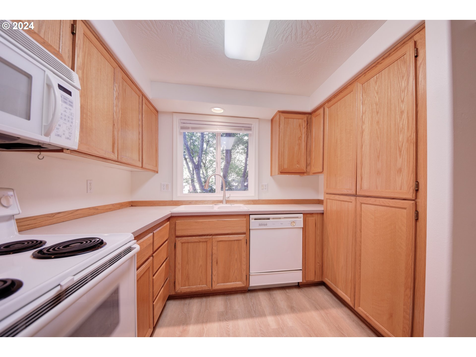 1606 Fetters Loop Eugene, OR 97402 - Photo 4 of 27 Gallery Image 4