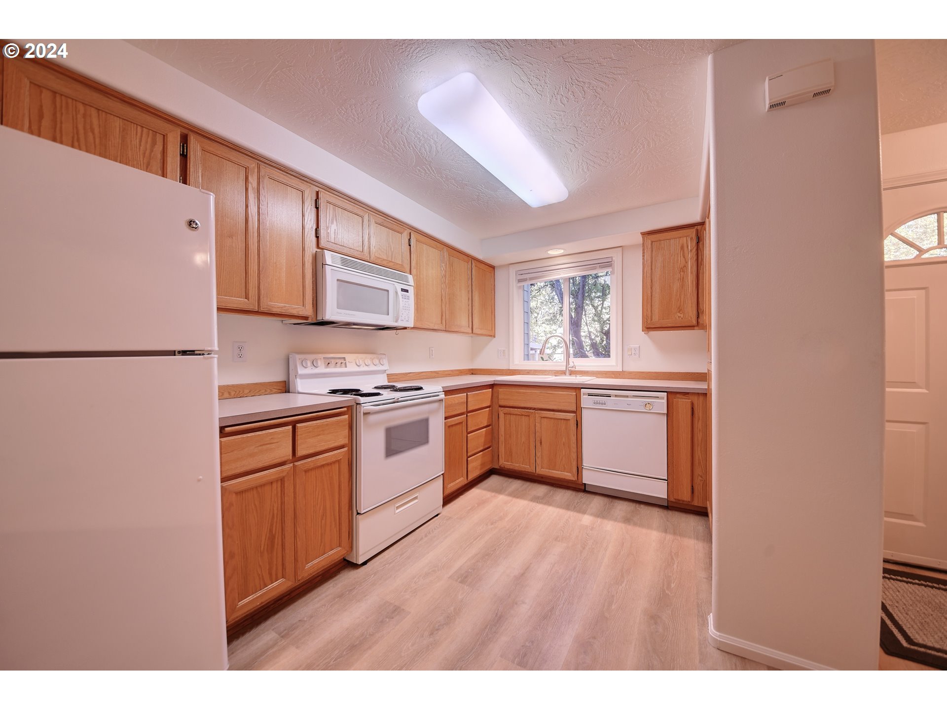 1606 Fetters Loop Eugene, OR 97402 - Photo 5 of 27 Gallery Image 5