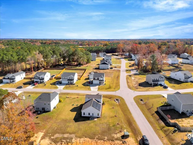 a view of a house with backyard and garden