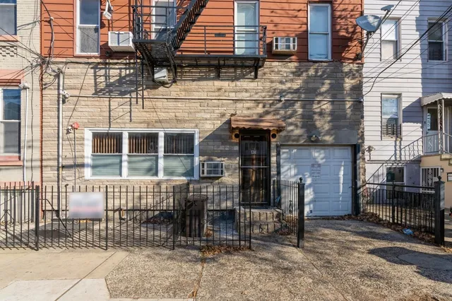 $1,900 | 40 Beacon Avenue, Unit 8, Jersey City, NJ 07306