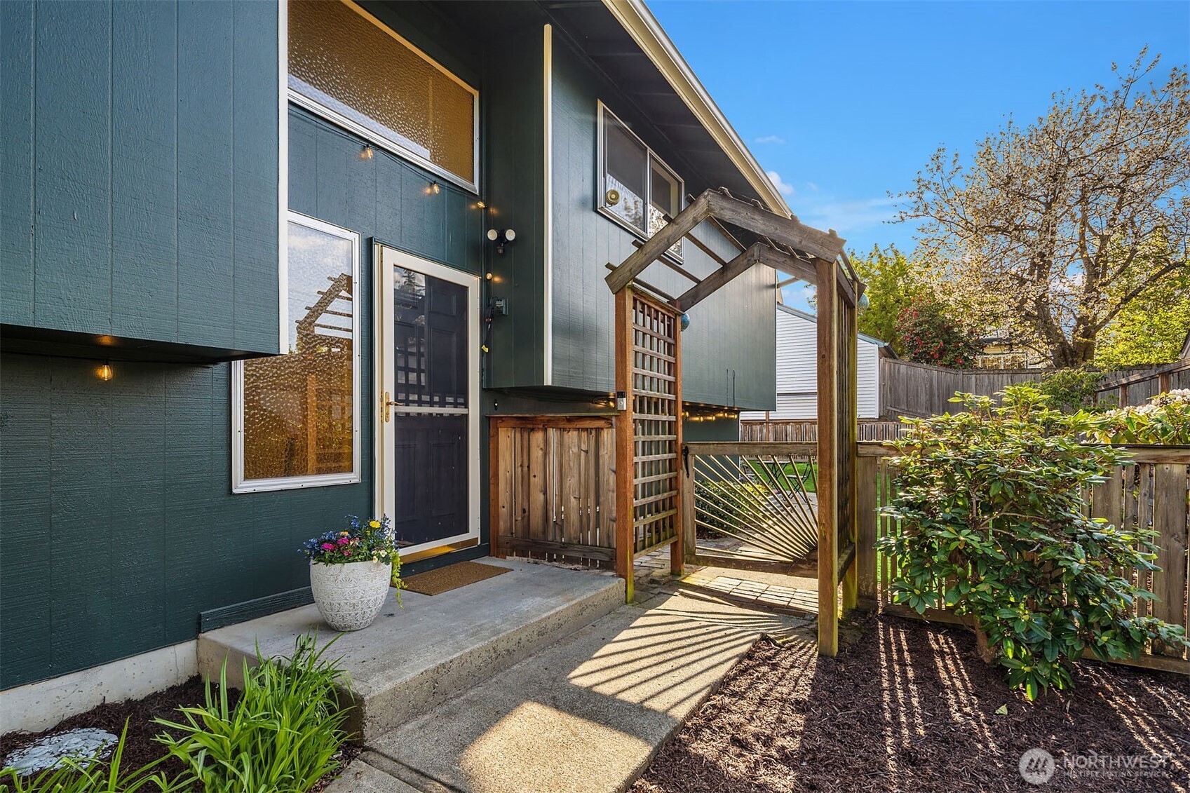 3215 40th Avenue Southwest Seattle, WA 98116 - Photo 4 of 37