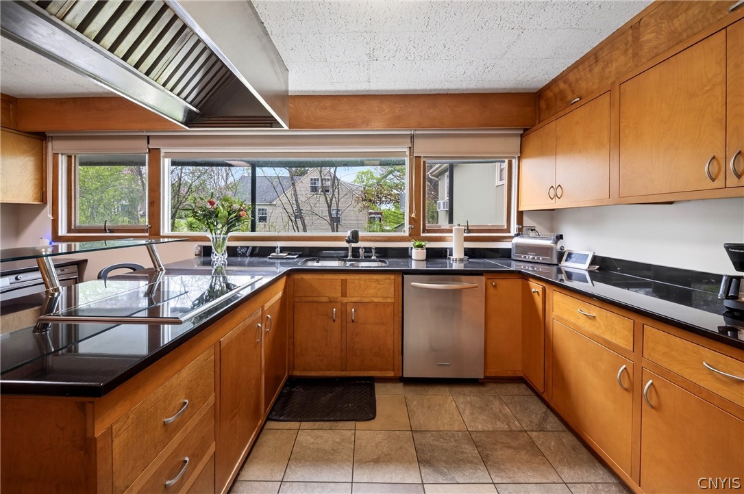 327 Kimber Road Syracuse, NY 13214 - Photo 9 of 44