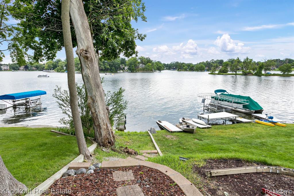 2250 Briar Ridge Wolverine Lake, MI 48390 - Photo 34 of 44