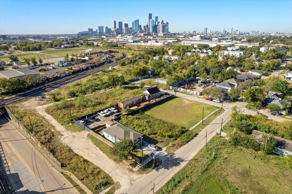 2708 Mills Street Houston, TX 77026 - Photo 3 of 7 a view of a city