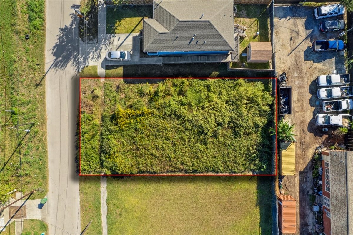 2708 Mills Street Houston, TX 77026 - Photo 7 of 7 a small pool with a lot of items on it