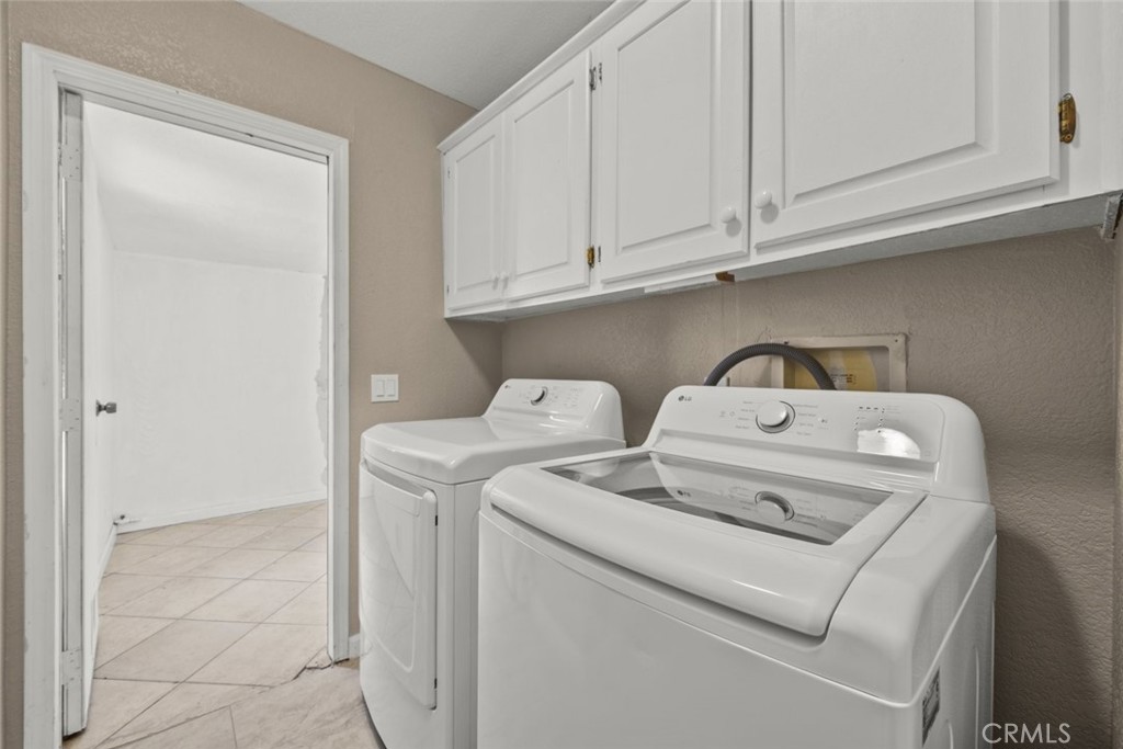 6142 Rare Rabbit Avenue Mojave, CA 93501 - Photo 25 of 50 a utility room with dryer and washer