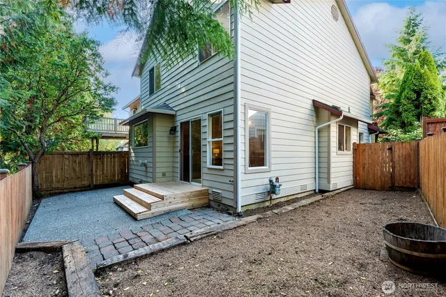 a view of back yard of the house