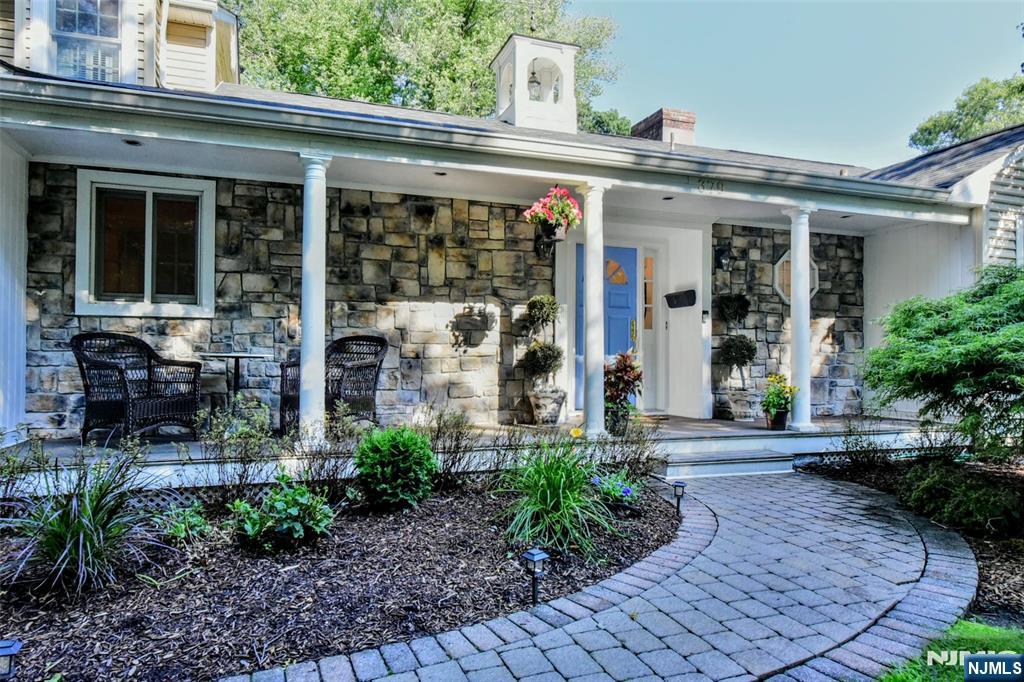 379 Martom Road Wyckoff, NJ 07481 - Photo 4 of 43 Gallery Image 4