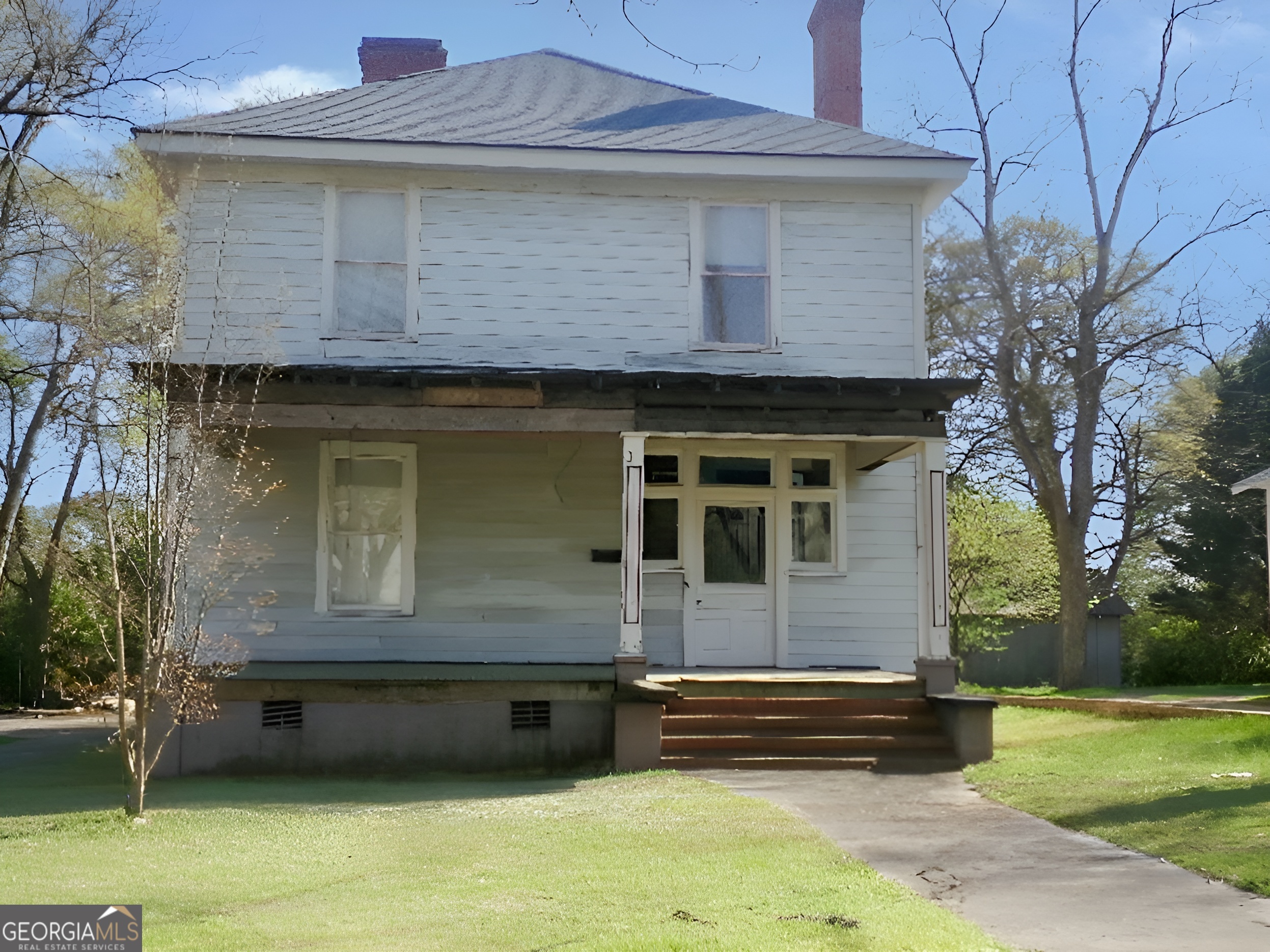 401 Forsyth Street Barnesville, GA 30204 - Photo 3 of 25 a front view of a house with a garden