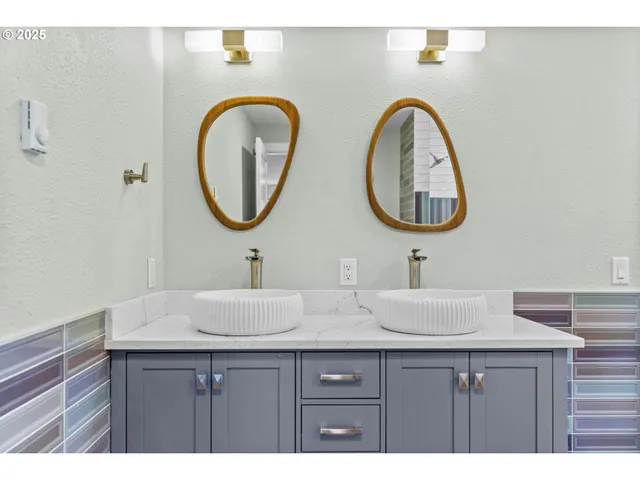 $900,000 | 27862 Green Oaks Drive, Eugene, OR 97402