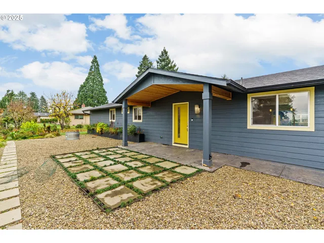 $900,000 | 27862 Green Oaks Drive, Eugene, OR 97402