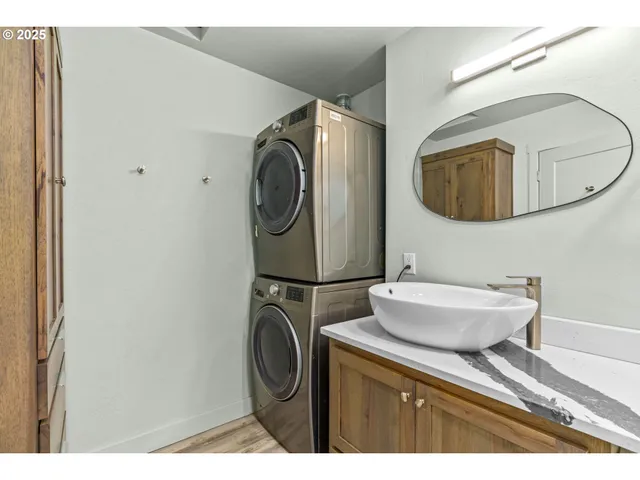 $900,000 | 27862 Green Oaks Drive, Eugene, OR 97402