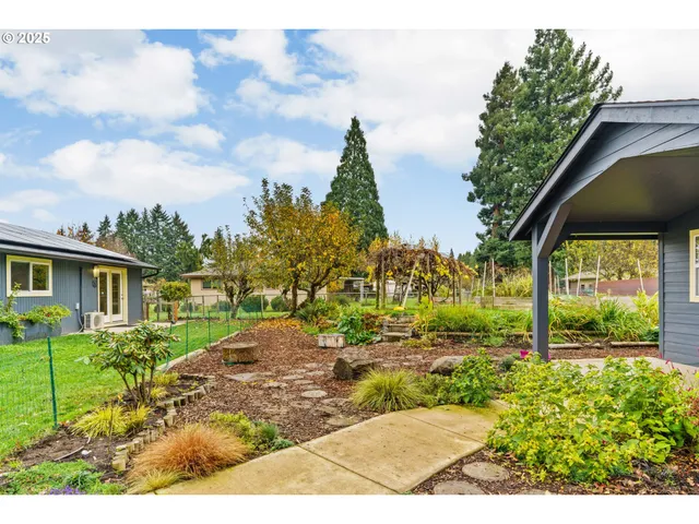 $900,000 | 27862 Green Oaks Drive, Eugene, OR 97402