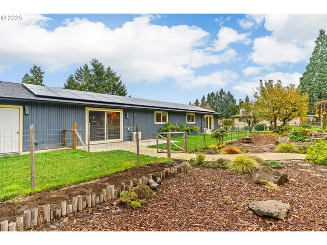 $900,000 | 27862 Green Oaks Drive, Eugene, OR 97402