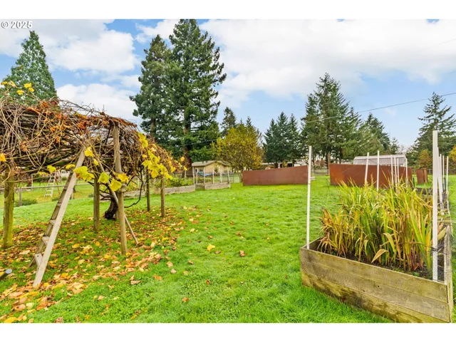 $900,000 | 27862 Green Oaks Drive, Eugene, OR 97402