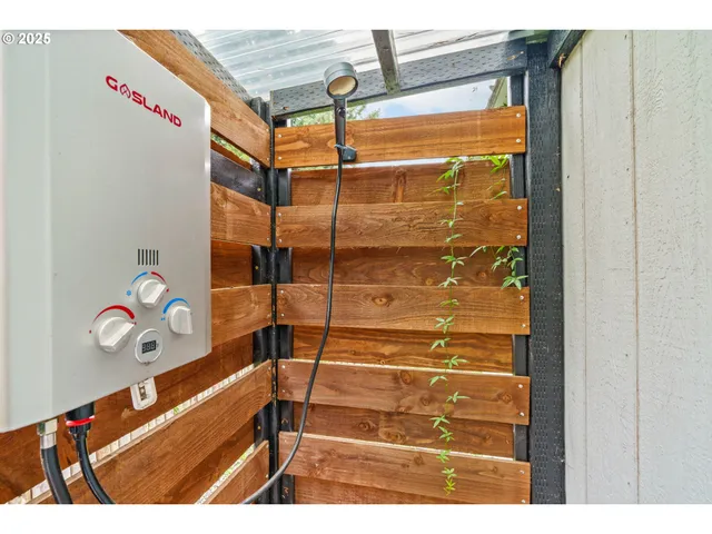 $900,000 | 27862 Green Oaks Drive, Eugene, OR 97402