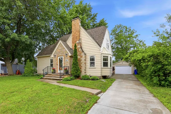 $300,000 | 821 South Weimar Street, Appleton, WI 54915