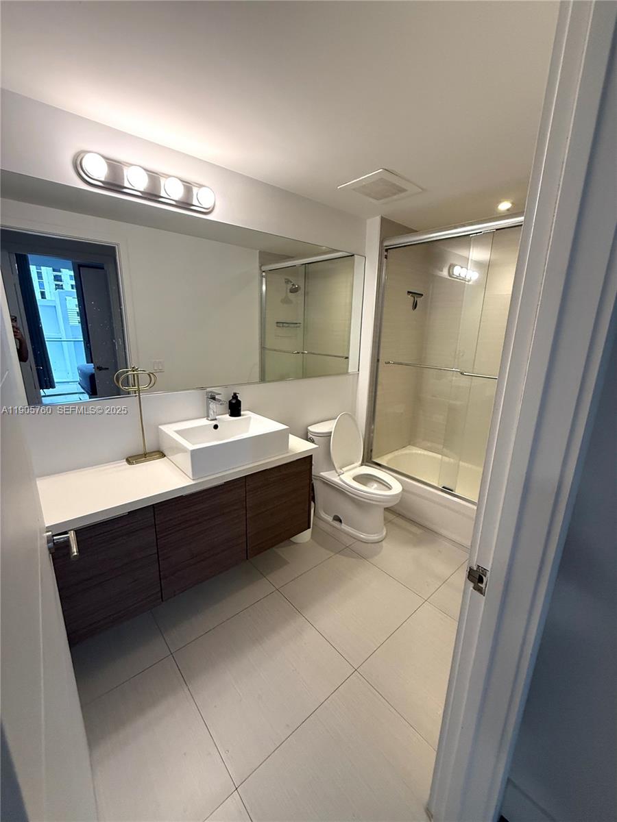 1010 Southwest 2nd Avenue, Unit 910 Miami, FL 33130 - Photo 18 of 32 a bathroom with a sink and a mirror