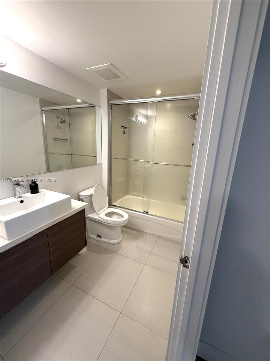 1010 Southwest 2nd Avenue, Unit 910 Miami, FL 33130 - Photo 19 of 32 a bathroom with a bathtub shower sink and toilet