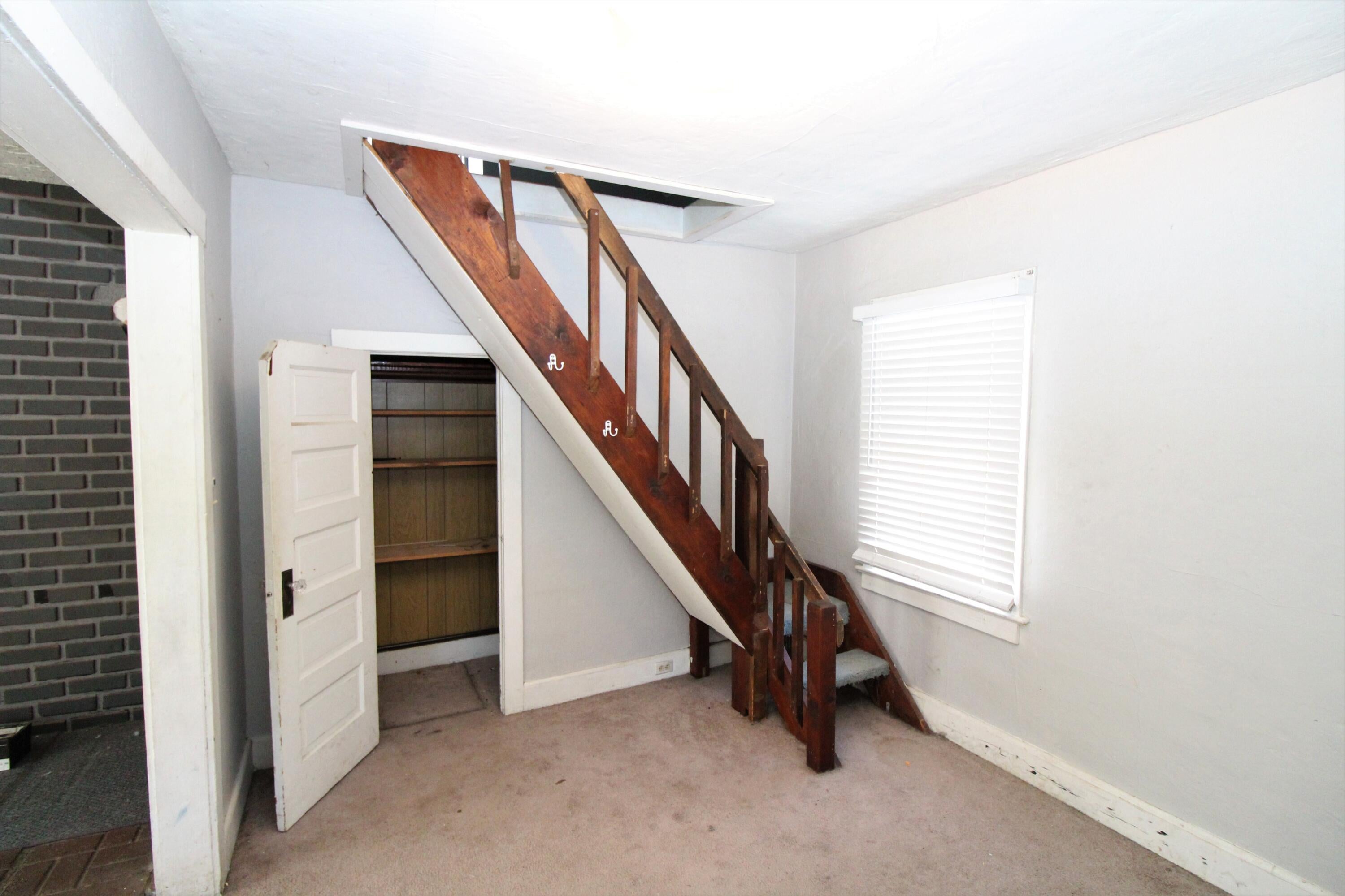 511 Southeast Riverside Avenue Grants Pass, OR 97526 - Photo 12 of 19 Family room