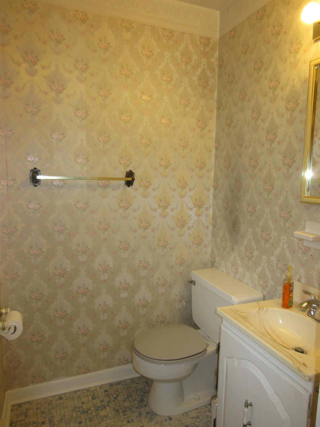 5796 Lawrence Road Cincinnati, OH 45248 - Photo 28 of 33