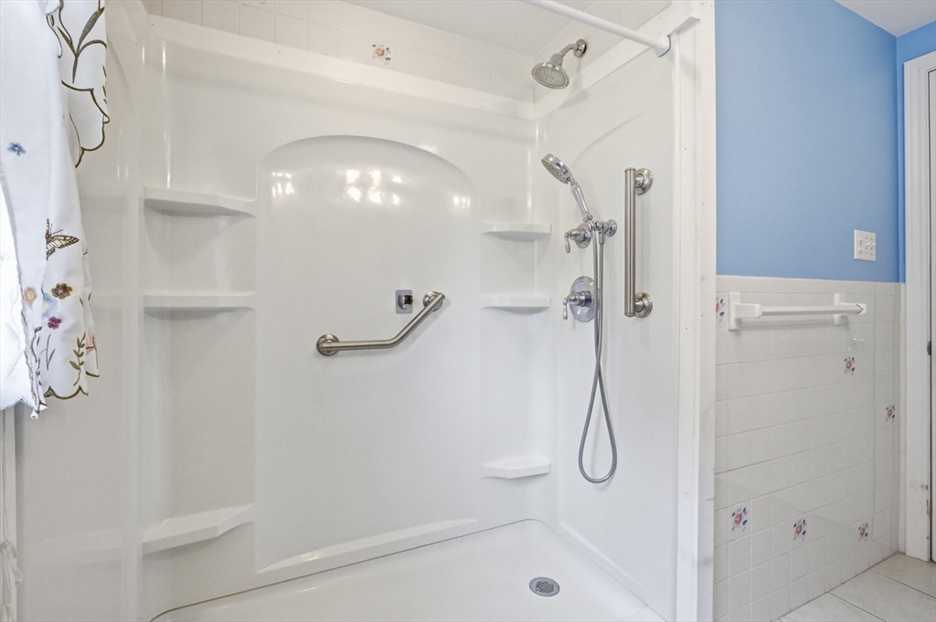 335 Pelham Road Dracut, MA 01826 - Photo 22 of 30