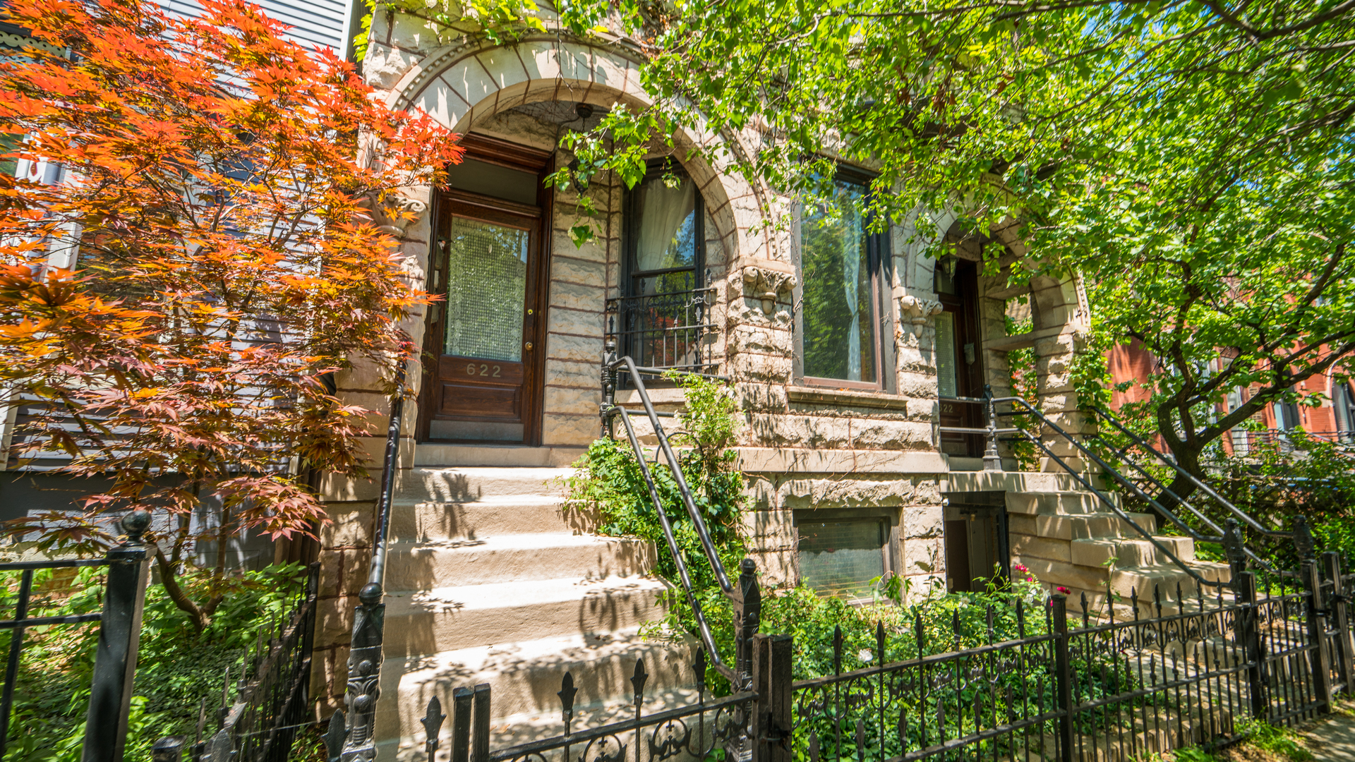 622 West Briar Place, Unit G Chicago, IL 60657 - Photo 2 of 16 front view of a house with a tree