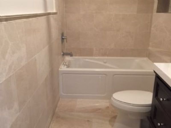 622 West Briar Place, Unit G Chicago, IL 60657 - Photo 10 of 16 a bathroom with a toilet and a bathtub