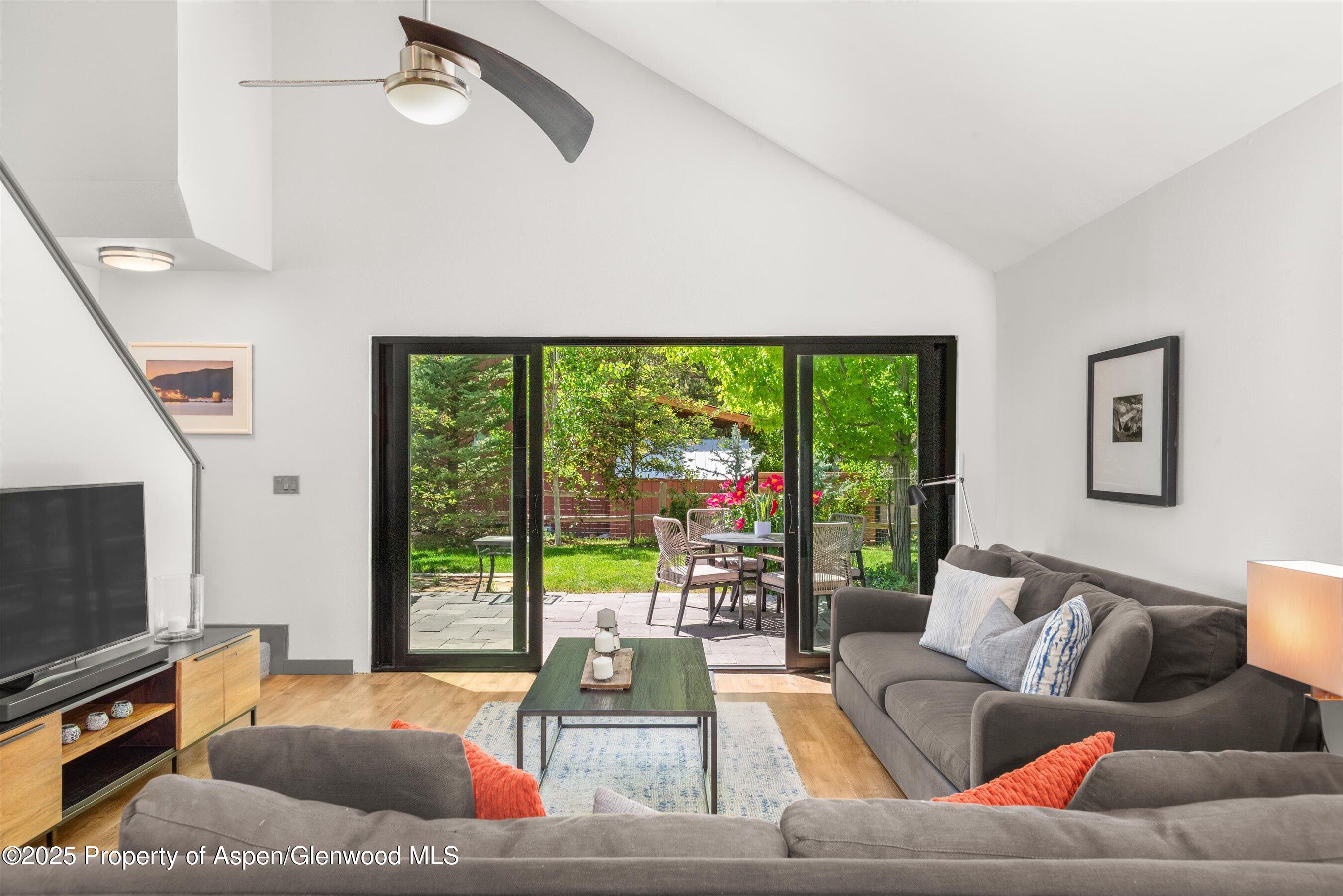 128 Mountain Court Basalt, CO 81621 - Photo 9 of 27 Living Room