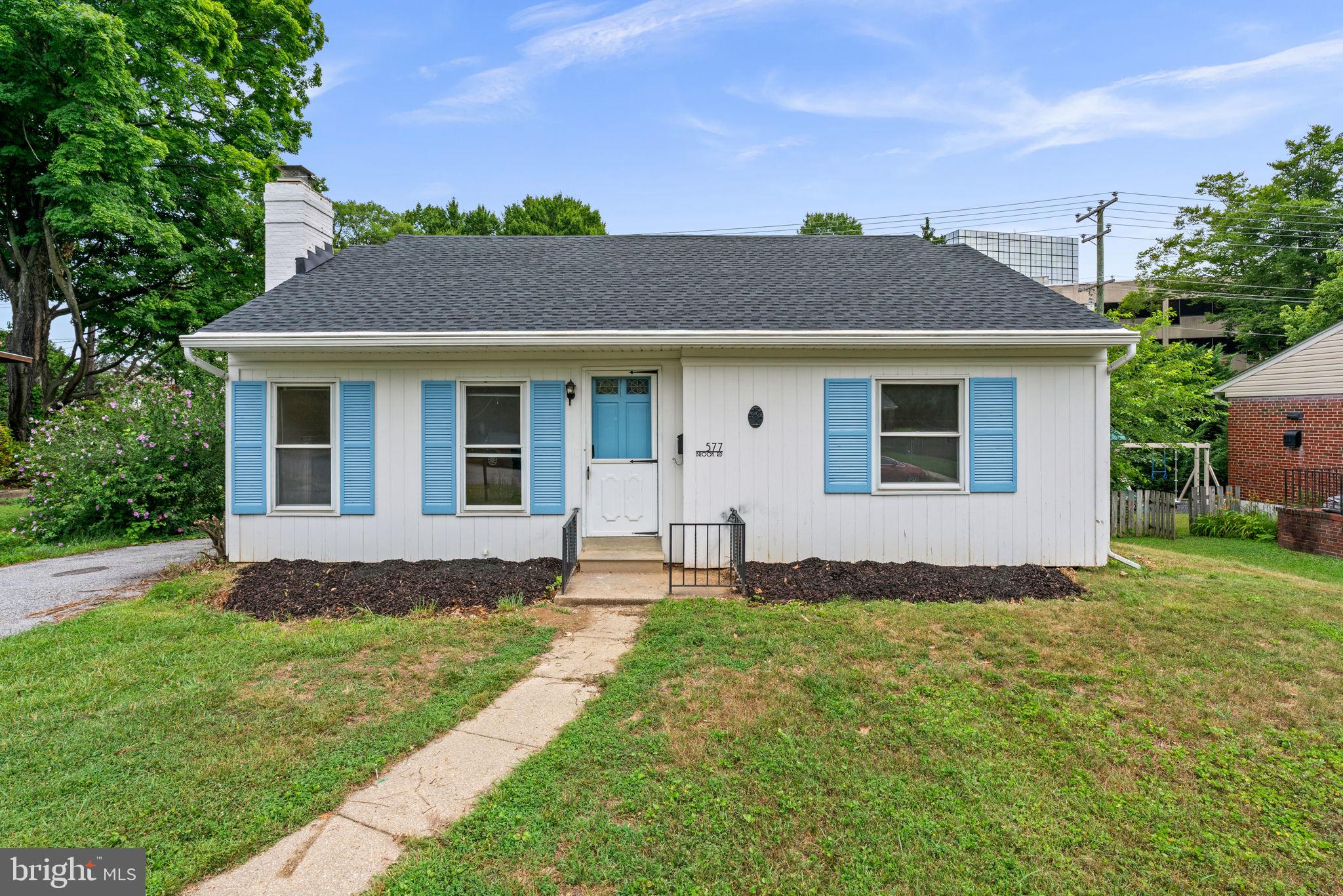 577 Brook Road Towson, MD 21286 - Photo 7 of 49 Charming home with blue accents.