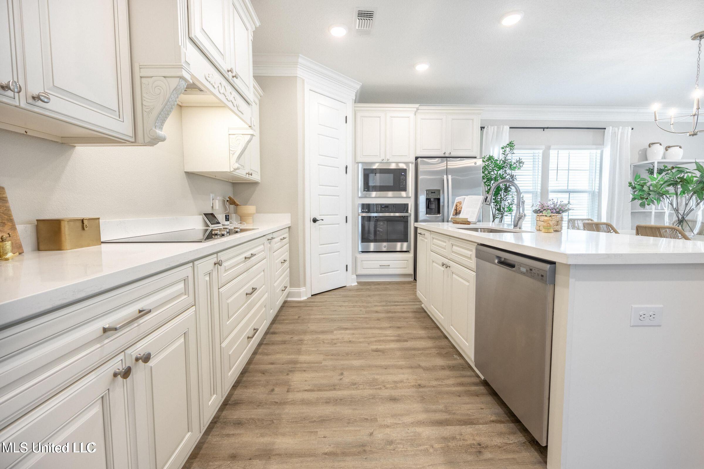 12105 Creole Way Gulfport, MS 39503 - Photo 9 of 73 20250715021111578279000000-o