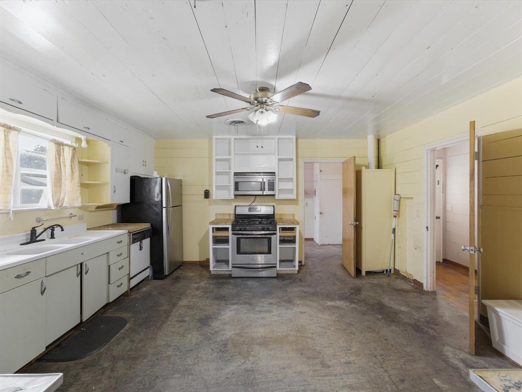 901 South College Avenue Decatur, TX 76234 - Photo 9 of 38