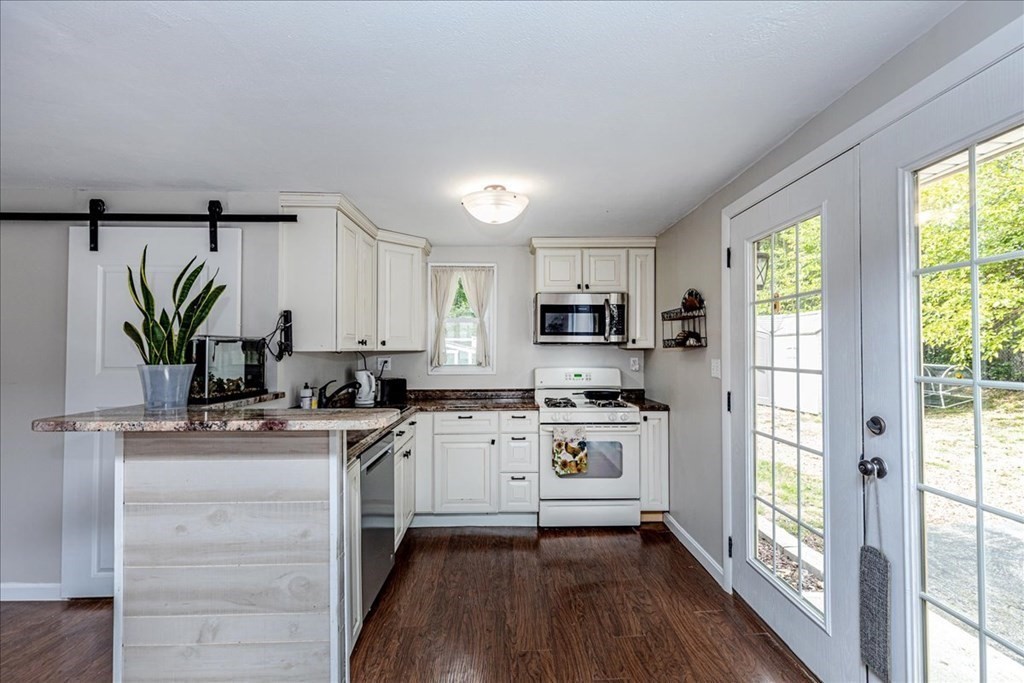 54 Elizabeth Road Billerica, MA 01821 - Photo 9 of 25