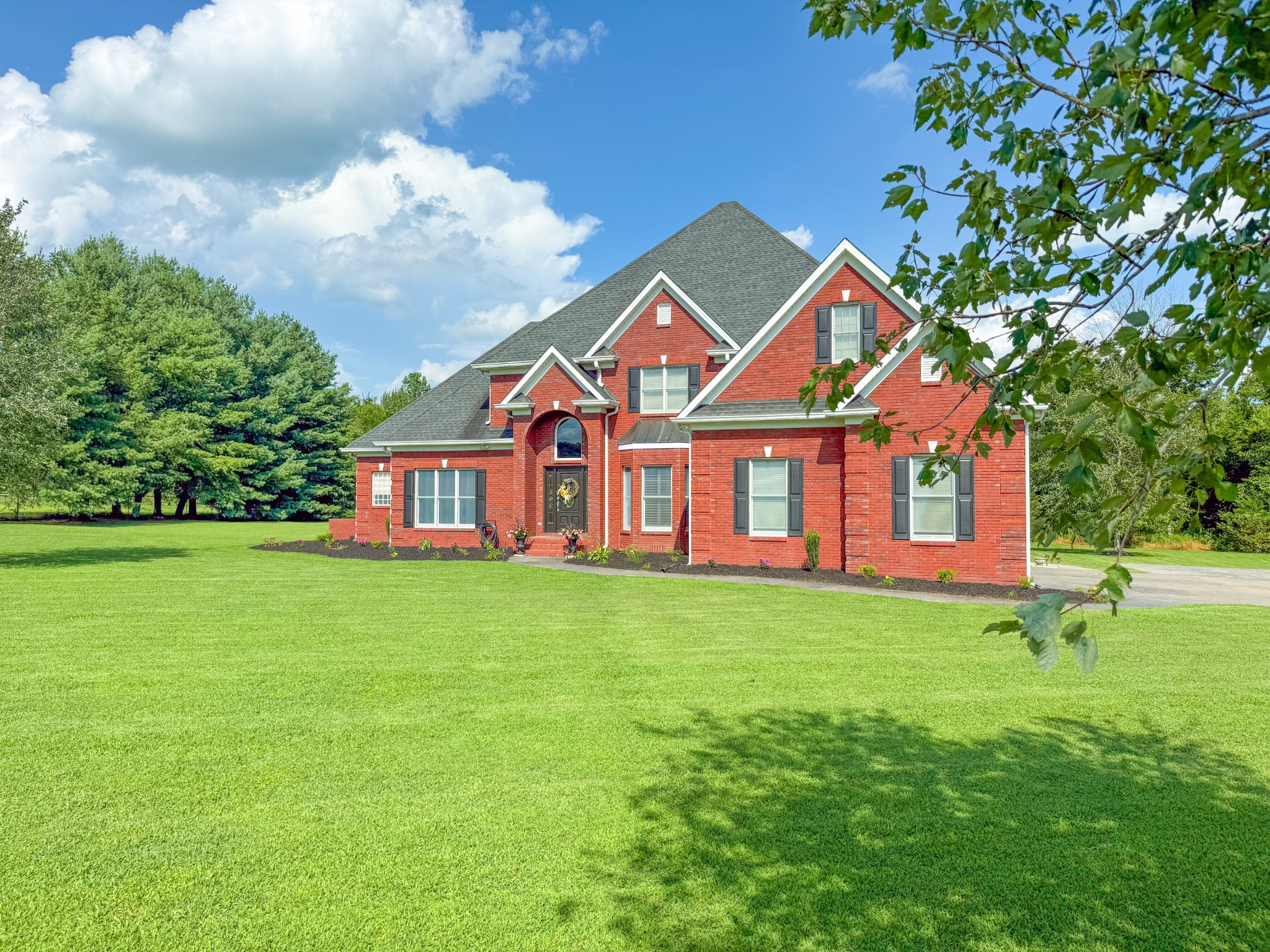 275 Crescentview Road Pulaski, TN 38478 - Photo 59 of 62 a front view of a house with garden