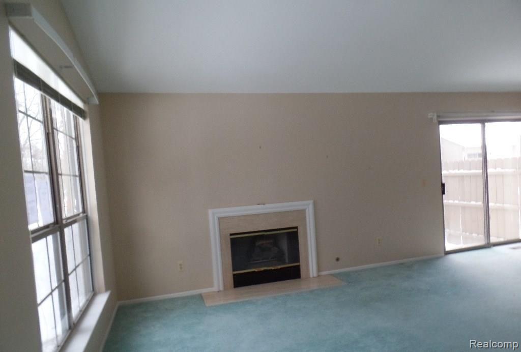90 Pine Tree Ridge Waterford, MI 48327 - Photo 3 of 12