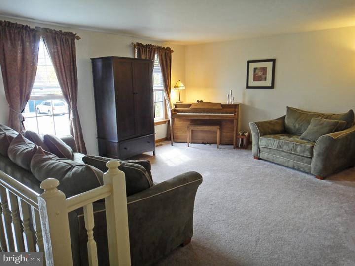 123 Bateman Road Langhorne, PA 19047 - Photo 2 of 23 Living Room