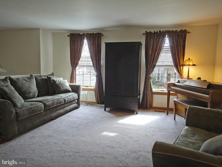 123 Bateman Road Langhorne, PA 19047 - Photo 3 of 23 Living Room