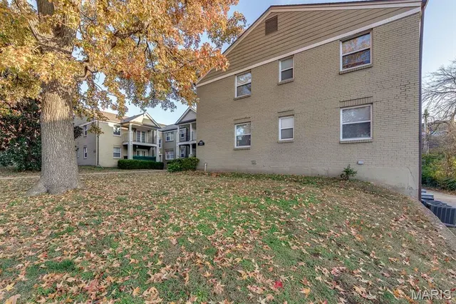 $2,524,500 | 8140-42 Whitburn Drive, Clayton, MO 63105