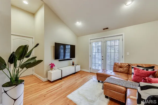 $2,524,500 | 8140-42 Whitburn Drive, Clayton, MO 63105