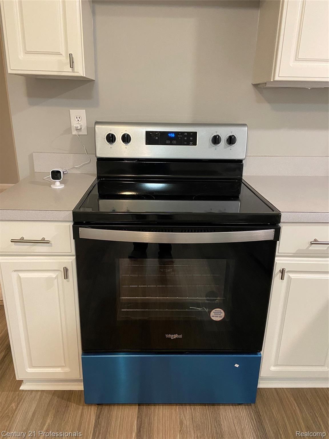 6696 Fox Hills Road Canton, MI 48187 - Photo 10 of 24 211217FoxHillsStove.jpg