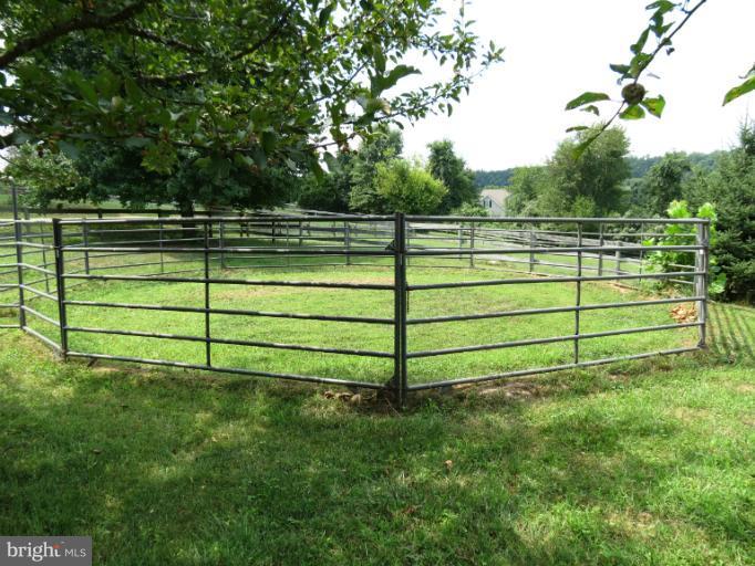 1373 Macton Road Street, MD 21154 - Photo 28 of 30 Round Pen