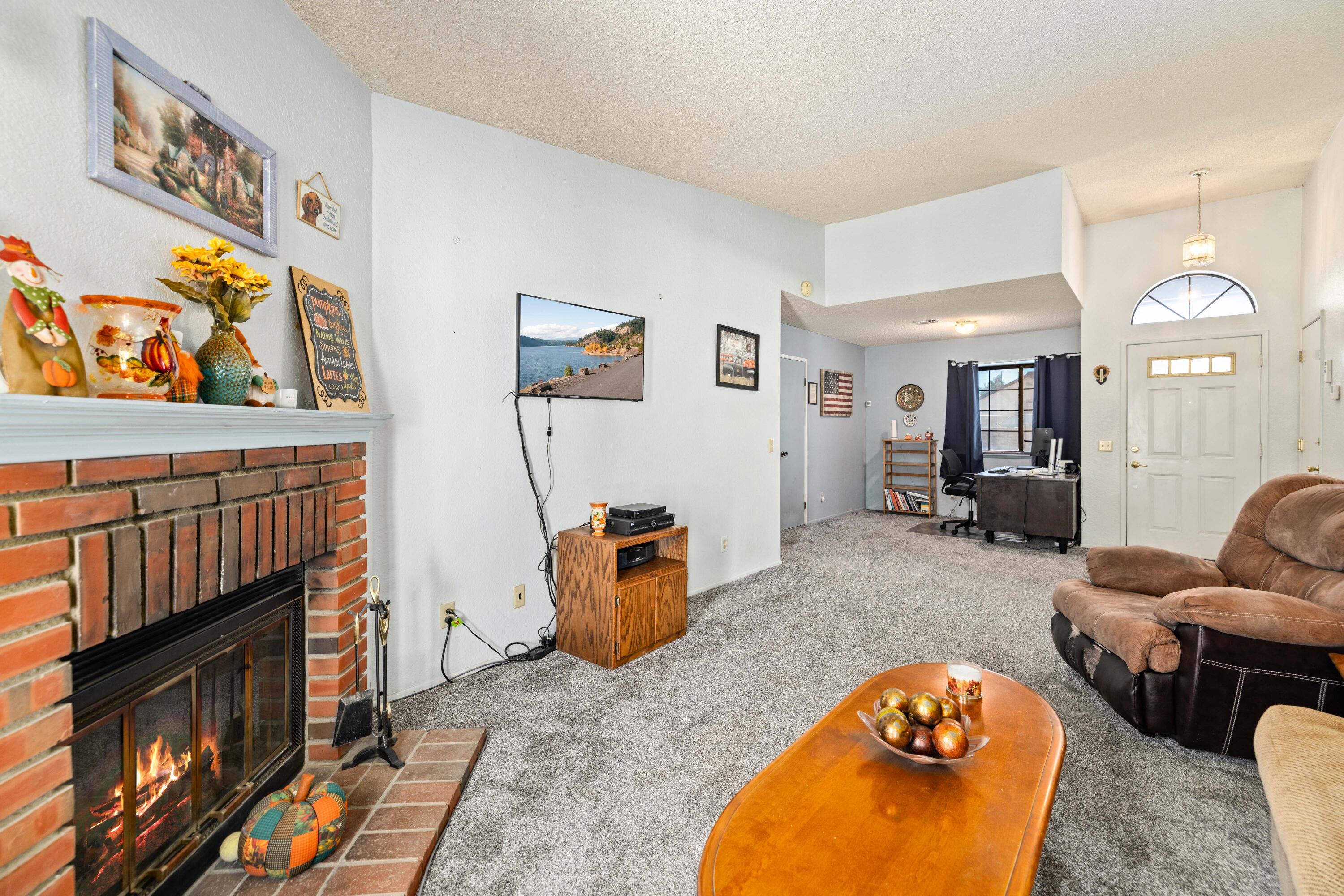 43130 18th Street West Lancaster, CA 93534 - Photo 6 of 28 18LivingOffice